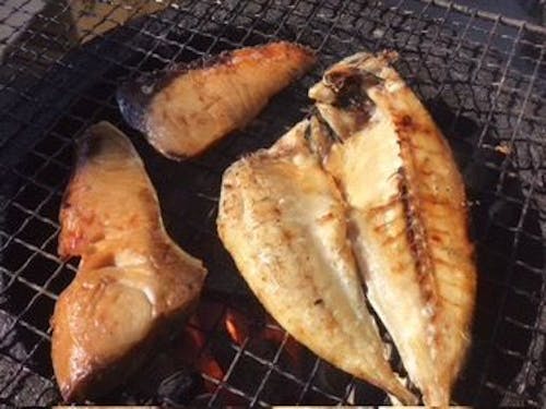 備長炭で焼いた干物。コーヒーの焙煎やお団子を焼くだけでも、炭が違えば味も変わる。