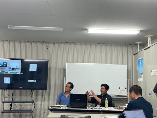 大学で自身の研究について講義する様子