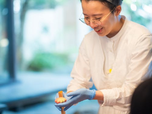 移住者でもある和菓子職人今安さんと和菓子作り体験。©YoshigaKazuma