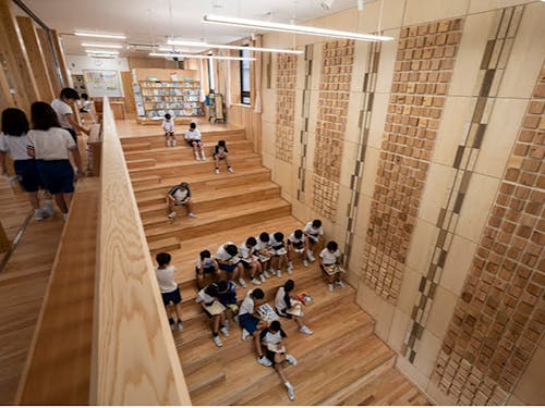 校舎内は、県内産木材をふんだんに使っています。