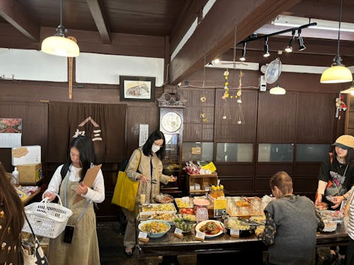 地元の方御用達のお店に立ち寄り、買い物しているときの様子