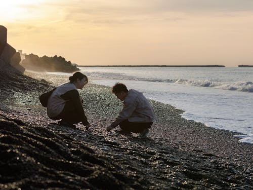 海岸での石拾い。ヒスイが見つかるかも!?