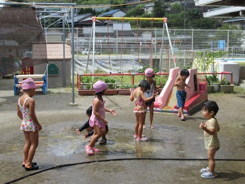 夏は園庭で水遊び!