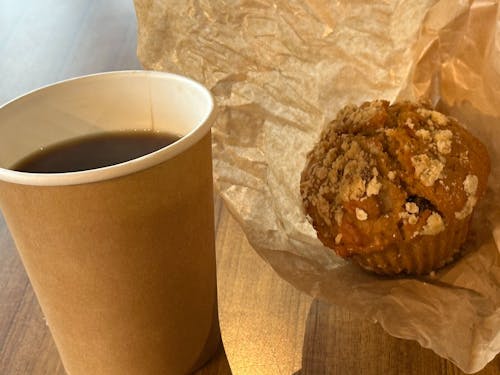 ▲協力隊OBのカフェのコーヒーと移住者が営む飲食店の特製クリスマスマフィン♩