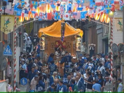 普段は静かなまちが、ハレの日には大きく姿を変える