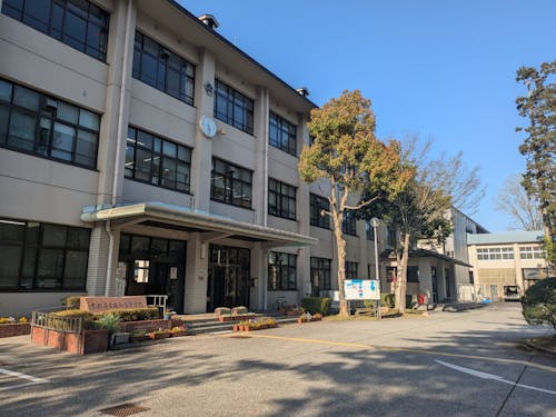 広大な敷地を持つ須知高校