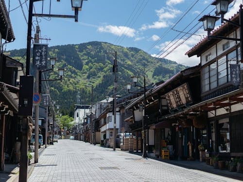 瑞泉寺参道の八日町通りには彫刻工房が軒を連ねる
