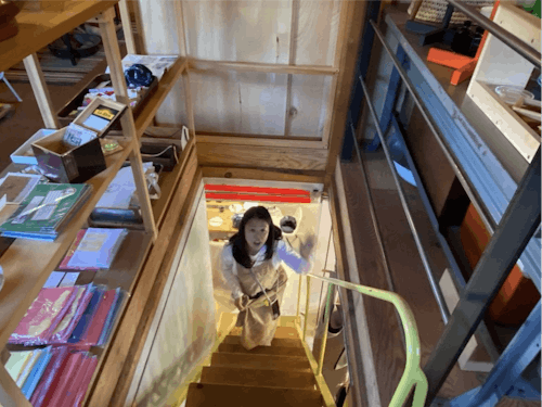 古い建物を改装したお店。実は2階にもショップスペースが