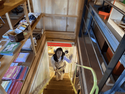 古い建物を改装したお店。実は2階にもショップスペースが