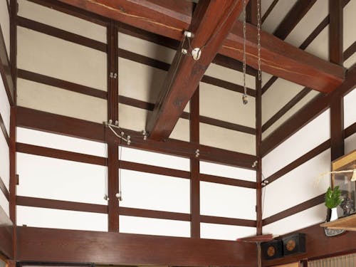 玄関奥の部屋「オイ」の吹き抜け