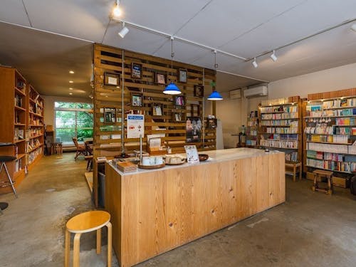 水引アクセサリーをつくっている住民が、お店番をしているときもあります。