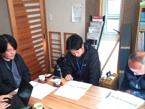 事業者と(真面目な顔での)打ち合わせ中