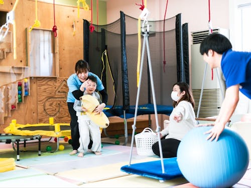 子どもたちの発達状況に合わせて、遊具の高さや場所を変更させ「できた」を生み出す