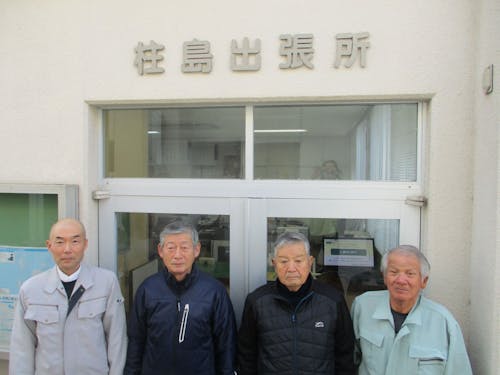 柱島出張所長(左)をはじめとする、島民の皆さんです。ご応募お待ちしています。