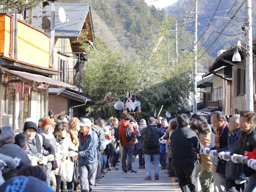 村外からの人の力によっても守り続けられているお正月の伝統行事“お松引き”