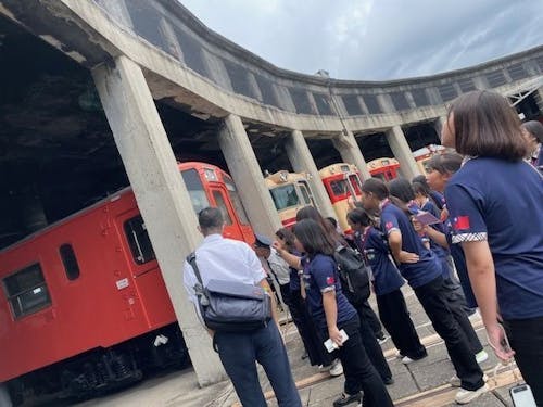 台湾彰化市の学生へガイドする様子