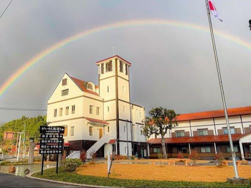 役場本庁舎(後方)と分庁舎(前方) with 偶然かかった虹🌈