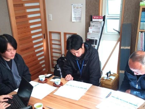 事業者と(真面目な顔での)打ち合わせ中