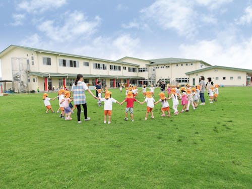 芝生化された園庭でのびのび★