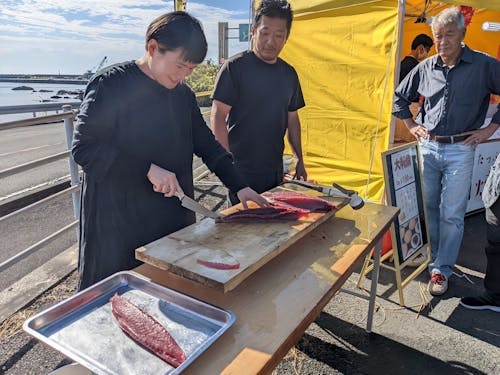 移住者交流会でカツオの藁焼き体験