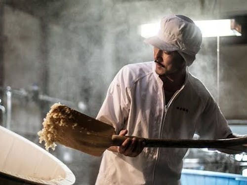 先人より受け継ぐ昔ながらの製法で地域の人々に愛される「礒金醸造」