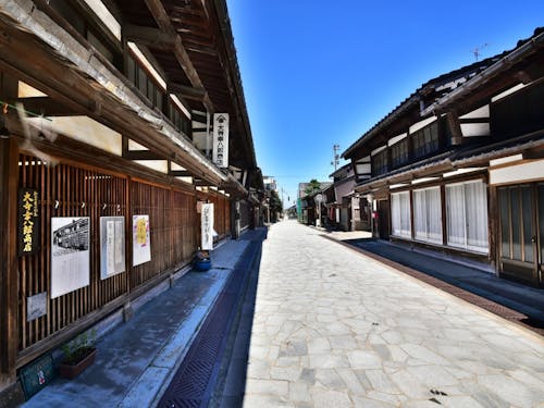 今も利長公が招いた7人の鋳物師(いもじ)の末裔の方が残る金屋町