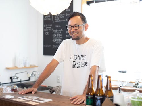 先輩移住者の稲葉さんは、カフェを経営しながら子供向けイベントも企画雲している。。