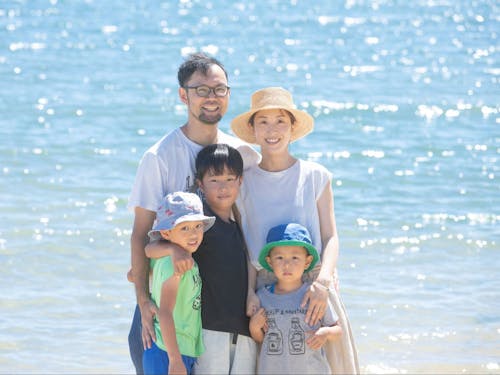 自宅近くの海で家族写真。瀬戸内海は、波が穏やかで心が落ち着かされる。
