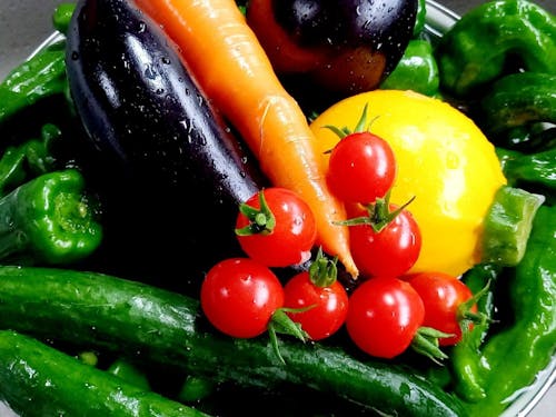 霧島連山に囲まれ、自然の恵みをたくさん受けた野菜、くだものもにしもろの自慢です。