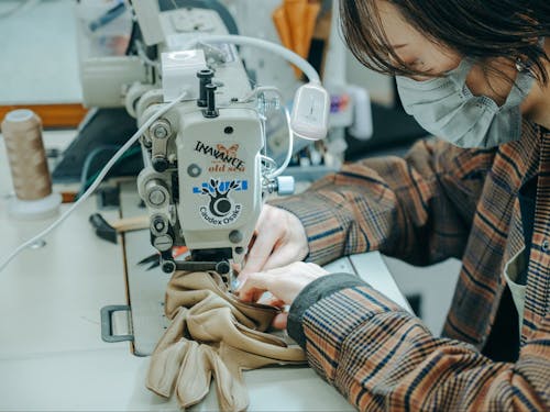 ミシンを使って形を仕上げていく工程も。細かい作業も手作業で行います。