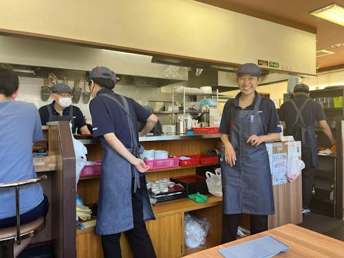 スタッフの笑顔が、訪れる方においしさと元気を届けます！