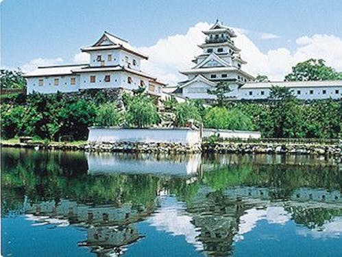 今治城と瀬戸内の青空(えひめ移住ネットより)