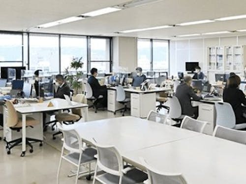 フリーアドレスの導入で、職員同士のコミュニケーションがとりやすいです!