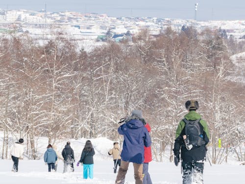 冬はスノーシューを履いて雪山へ!自然を満喫できる環境があります!