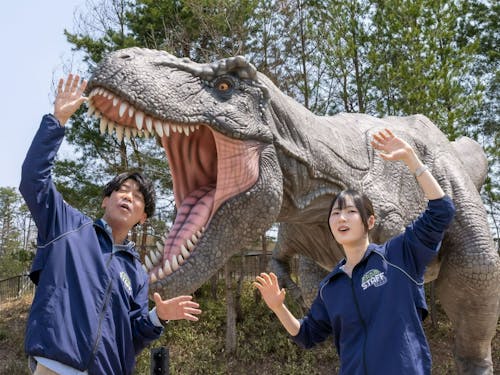 屋外にも恐竜が。こちらは映画「ジュラシック・ワールド」の宣伝に実際使われたもの。