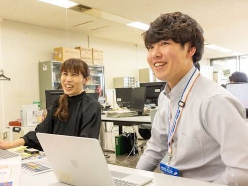 担当する定住促進課の三輪さん(左)と三田村さん(右)