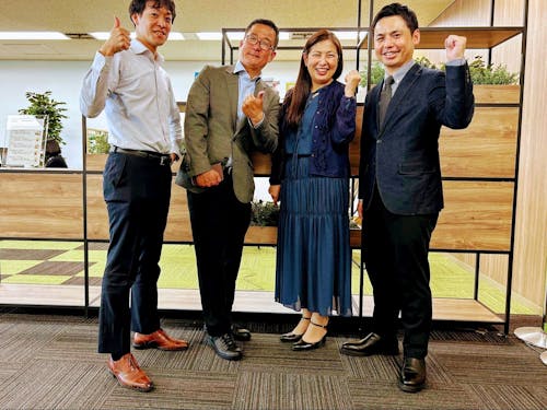 サポートチーム(左から)県の兵田さん、マネージャーの望月さん、池田さん、金澤さん