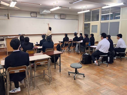 学校の先生と一緒に資格の対策を行うこともあります。