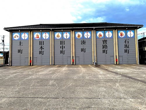 曳山６基の山蔵。もう１基の十七軒町の山蔵は別の場所にあります