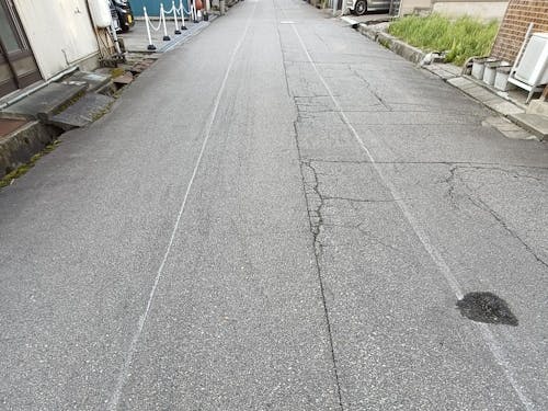 曳山を曳いた後の道。白い線がくっきり