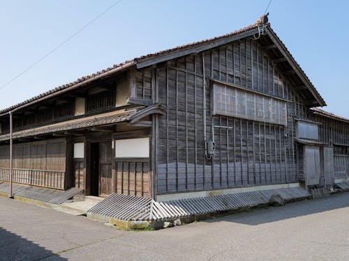 北前船の元廻船問屋邸を改修したラグジュアリー古民家宿。