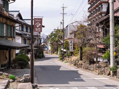 伝統的な旅館が軒を連ねる山ノ内の町並み