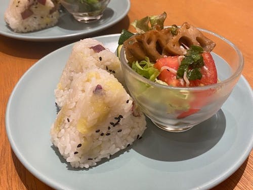 今回提供した軽食は燕市産のお米を使って「さつまいもおにぎりプレート」です。
