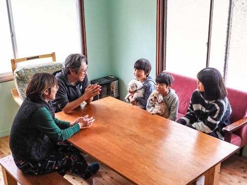 ご主人が床を張替えた快適なリビングで団欒する毎日。窓を開ければ田んぼが広がります