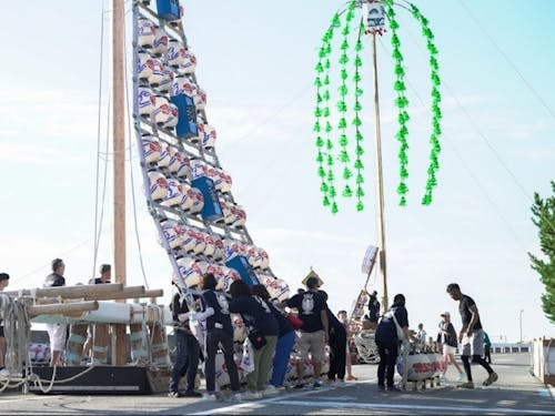 地域と応援団が力を合わせる山あげの瞬間