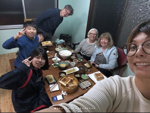 地元の木工クラブの方に作ってもらった型抜きで、皆で郷土料理の押し寿司体験も!