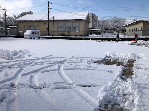 適度に除雪を行うことで降り積もった雪も早く溶けます(ゆめまちテラスえち駐車場)