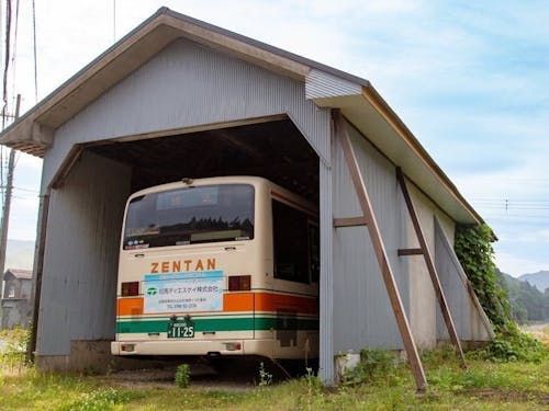 高原の路線バスの車庫がなんとなくかわいい!