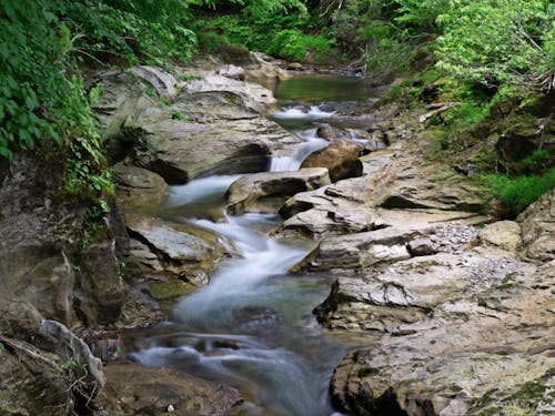 川の急流が長い歳月をかけて岩を穿って形成した「おう穴群」