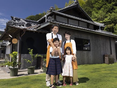 大三島に移住した伊藤さんご家族(えひめ移住ネットより)